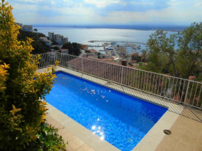 Villa avec piscine et vue panoramique mer
